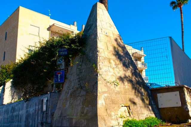 Bari, la misteriosa piramide di Torre a Mare: da decenni si erge sul ciglio di una strada